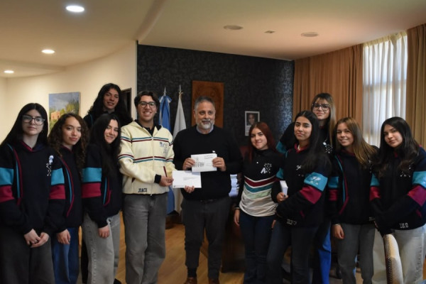 El vicegobernador Ricardo Endeiza recibió a estudiantes de la Escuela Normal Pringles por la Procesión Cívica